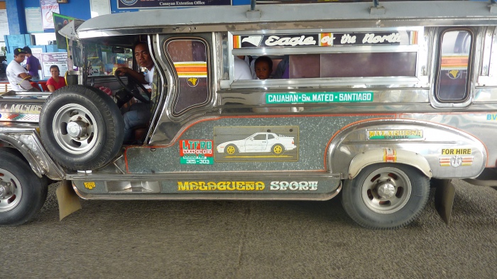 Den Porsche an der Seite, aber den Diesel unter der Haube - Jeepney auf den Philippinen