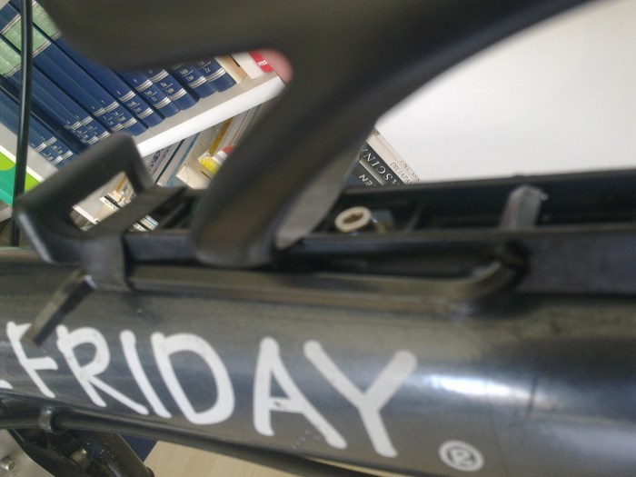 Geniale Idee des Bike-Friday-Händlers: Ein Gummiband und eine Bohrung im Billig-Plastik-Getränkehalter ermöglichen das Mitführen eines doppelseitigen Inbusschlüssels. Passt für die allermeisten Schrauben am Rad.