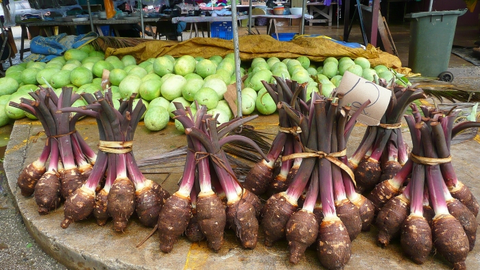 Taro auf einem Markt in Tonga