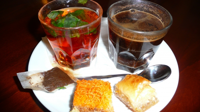 Schwarzer Tee mit Pfefferminz, Kaffee sowie die Süssigkeit des Hauses (Cafe in Jaffa) und Baklava