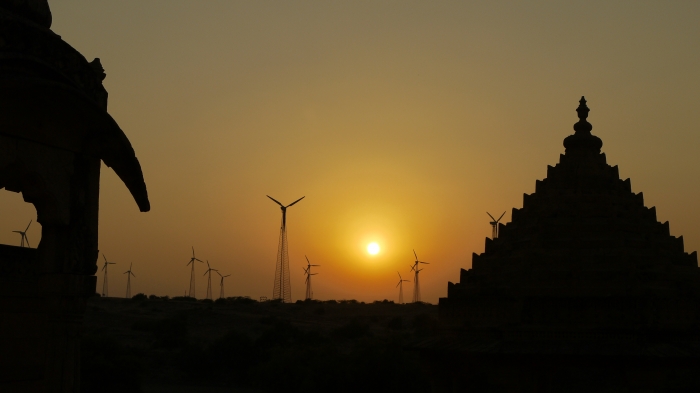 Sonnenuntergang  in Jaisalmer: Windräder und Bada Bagh