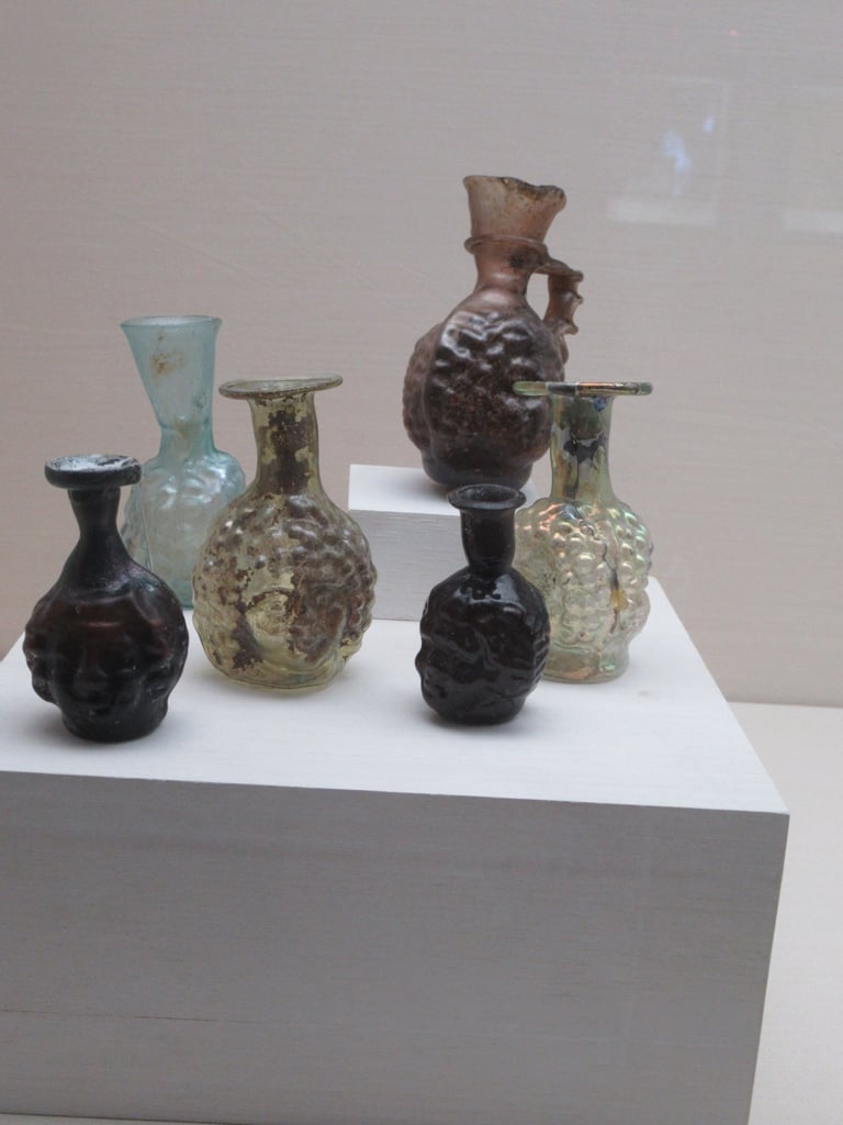 Alte Parfumflakons aus dem Eretz Israel Museum Tel Aviv