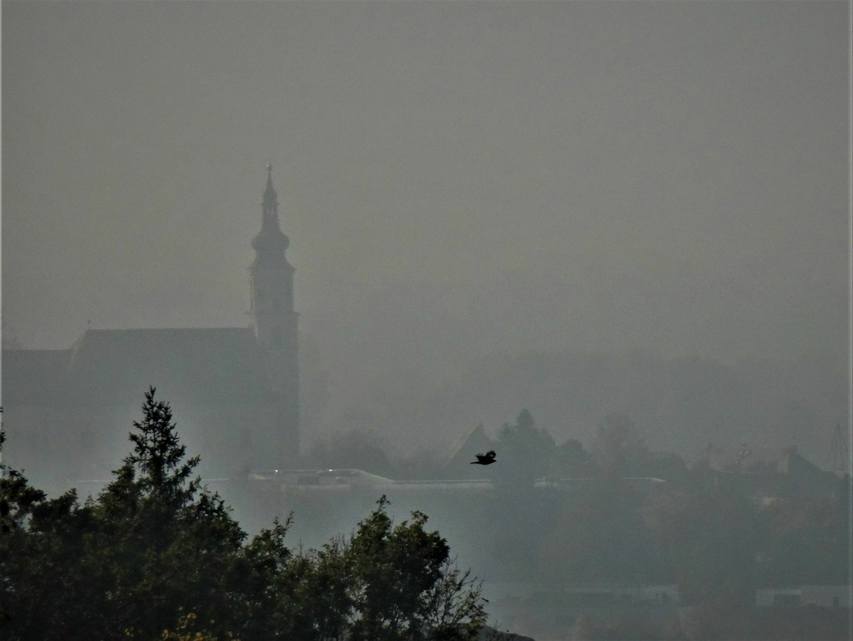Kirche im Nebel mit Krähe ..