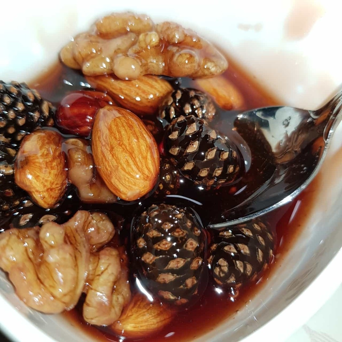 Fichtenzapfen-Nuss Marmelade aus Sibirien.