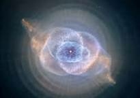 Der Katzenaugennebel (NGC 6543) im Sternbild Drache. Ein planetarer, sehr komplexer Nebel, der sogar von der Erde aus sichtbar ist. Er hatte in der TV-Serie "Voyager" auf einem Monitor einen "Auftritt".
