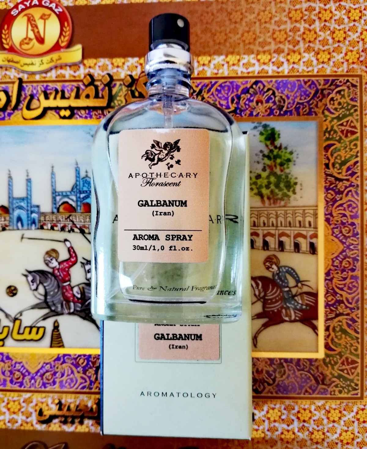 Galbanum findet man hauptsächlich im Iran. Es gibt vielen Parfums ihre charakteristische grüne Note. Dieser Duft hier ist nicht auf Parfumo gelistet, es handelt sich um reines Galbanum in Form eines "Aromasprays". Eine interessante Dufterfahrung.