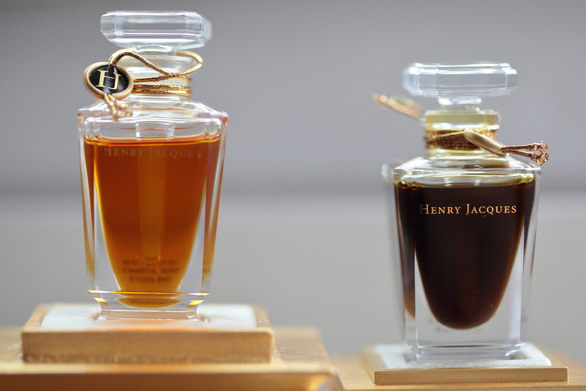 left: Jasmin de HJ right: HJ Royal Dream; both are the new style bottles (with the glass applier, the old bottles were splash style). Notice how dark Royal Dream is, compared to Jasmin. Both 15ml
