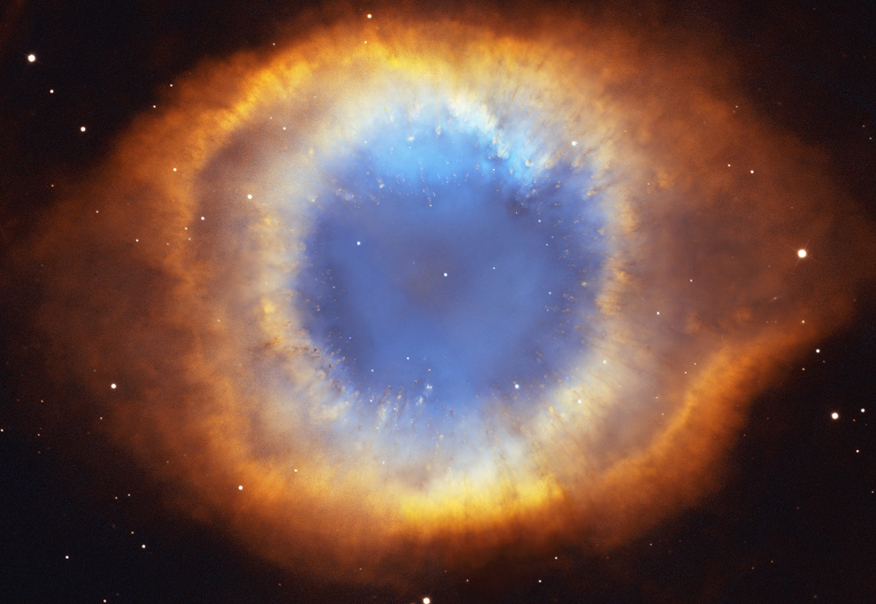 Das Auge Gottes oder auch Helixnebel NGC 7293 im Sternbild Wassermann. Der zu uns am nächsten gelegene planetare Nebel.  Was als ein Nebel erscheint, sind in Wirklichkeit zwei sich ineinander kreuzende Nebel. In der Mitte ein weißer Zwerg, ein toter Stern