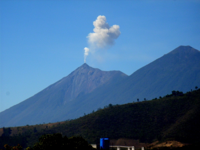 Der Vulkan de Fuego raucht, Antigua, Guatemala