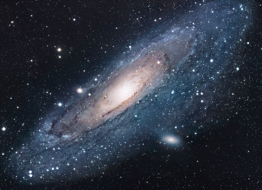 Die Andromeda-Galaxie (M31) - 2,5 Mio. Lichtjahre von uns entfernt. Eine Balkenspiralgalaxie wie unsere Milchstrasse, jedoch massereicher (5×grösser) mit 1 Billion Sternen. In ca. 4 Millionen Jahren kollidieren wir mit ihr und heissen dann "Milkomeda".