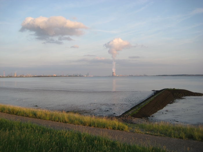 Wolkenproduktion in Antwerpen - von Zeeland aus gesehen