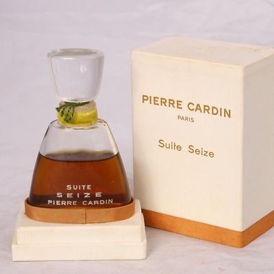 Pierre Cardins erste Schritte ins Parfum-Universum -Suite Seize- von 1960, blumig-grün, erschien zeitgleich mit dem blumig-aldehydigen -Amadis- im damals für beide Düfte verwandten Einheitsflakon