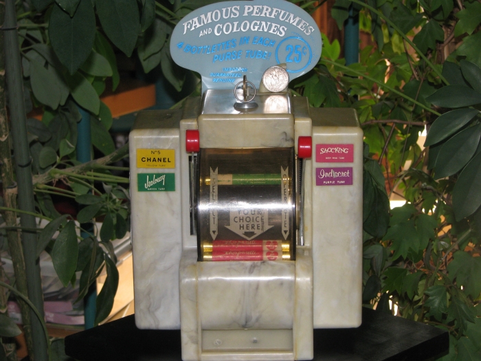 Ein Parfümspendeautomat aus den 30er Jahren. Für 25 Cent konnte man sich hier selber einen Duft ziehen.