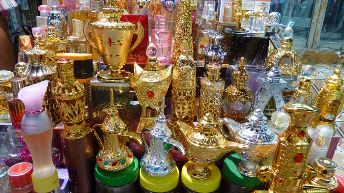 Parfumangebot in einem Souk in Muscat, Oman