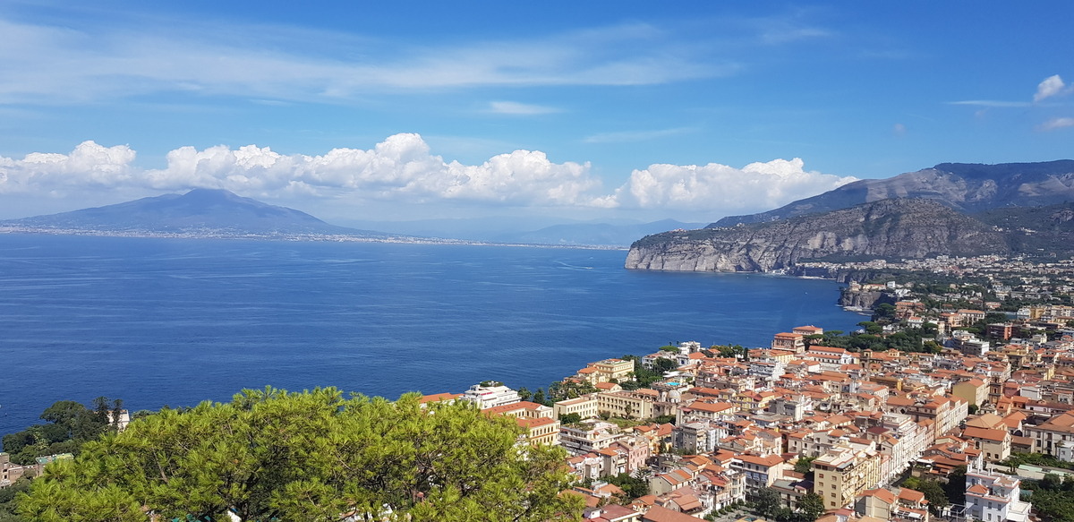 Blick von unserem Hotel auf den Vesuv, Sorrent und Neapel !