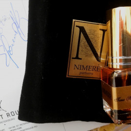 Nimère offers very beautiful small sizes of their highly concentrated perfumes. One drop of the essence is enough.