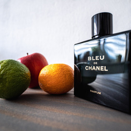 Der holzig-frische Bleu de Chanel als Parfum-Variante im 100ml Flakon.