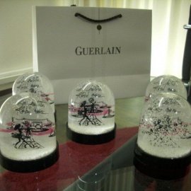 parfümierte Schneekugeln als Kundenpräsente für eine Guerlain-Soirée in den Galeries Lafayette Berlin