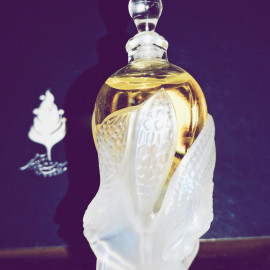 Miniatur-Flakon aus einem 3er-Set von Lalique. Glas und Plastik. Der Große ist natürlich aus echtem Kristall... (aber leider nicht in meiner Sammlung).