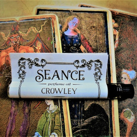 Crowley legt die Karten