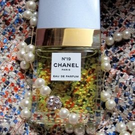 N°19 (Eau de Parfum) by Chanel