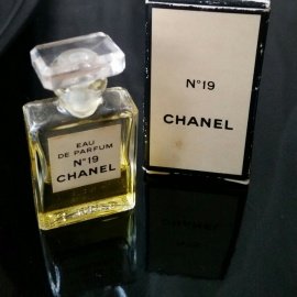 Chanel - No. 19 EdP  (miniature)
