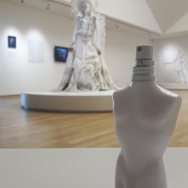 JPG Hochzeitskleider im Museum für Moderne Kunst in Belgrad/Serbien