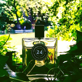 One of the most beautifully done green perfumes  containing a huge dose of galbanum which is masterfully tempered by a gorgeous, smooth,  powdery sweet mousse de saxe accord which brings it all together in a harmonious way.