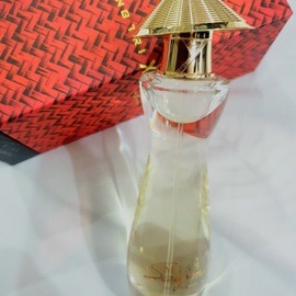 Miss Saigon The Essence x Công Trí limited edition - a soft floral musky scent.