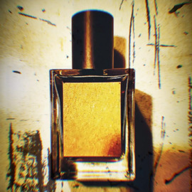 The perfume bottle without a name. Not for the house, not for itself. It's painfully niche, innit??.. Any hardcore perfume junkie should know what this is and who's the nose behind it. And if you don't, then you can't call yourself a hardcore perfume junkie. That's all. Oh, and before I forget, I give free shots to anyone to sue me for chronic  FOMO. Go ahead, I'm a sitting duck. Take your shot.  I fully deserve it.
